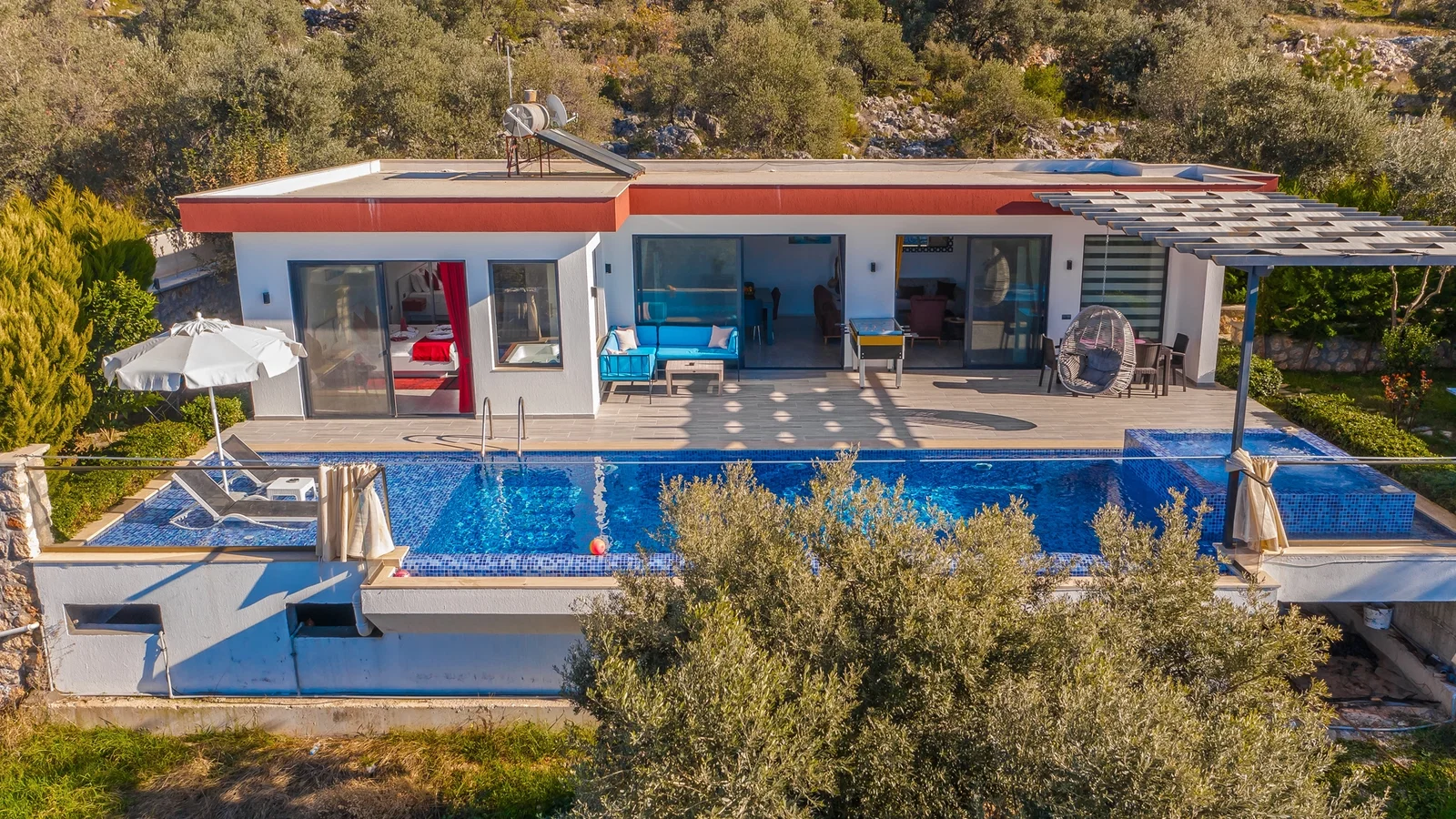 Üzümlü’de Korunaklı, Çocuk Havuzlu, Jakuzili, Kiralık Villa