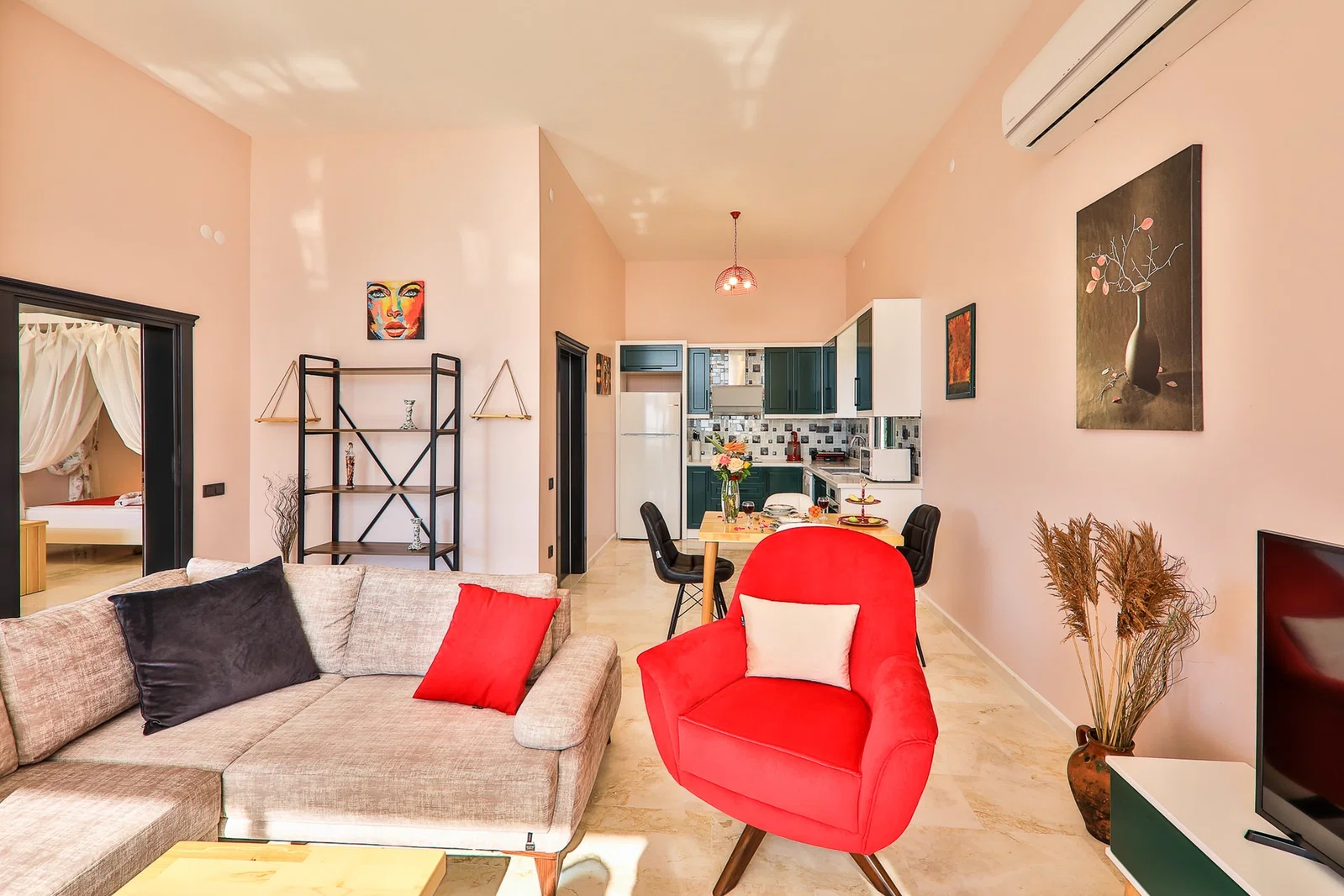 Üzümlü’de Balayı Çiftlerine Uygun, Korunaklı Havuzlu, Jakuzili, Kiralık Villa