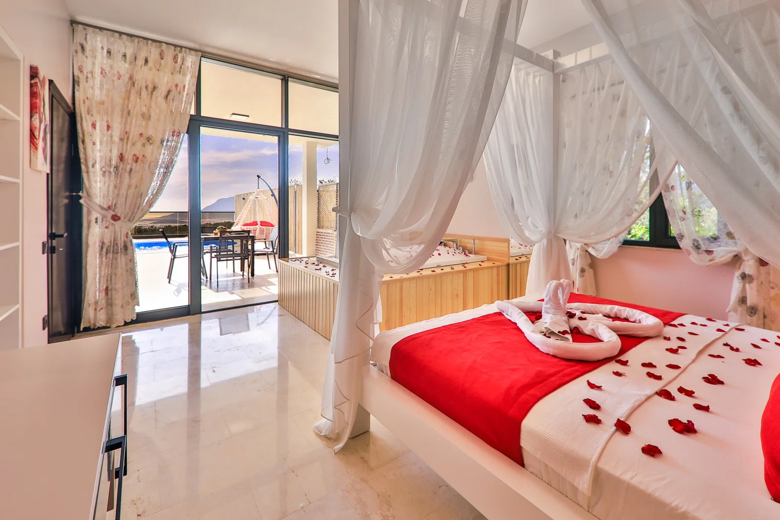 Üzümlü’de Balayı Çiftlerine Uygun, Korunaklı Havuzlu, Jakuzili, Kiralık Villa