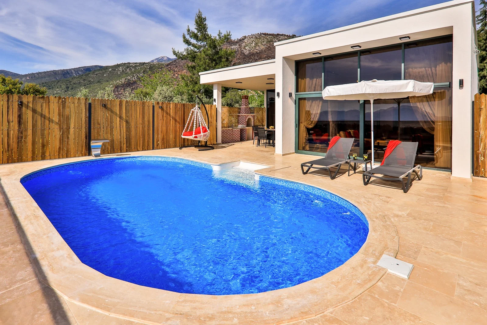 Üzümlü’de Balayı Çiftlerine Uygun, Korunaklı Havuzlu, Jakuzili, Kiralık Villa