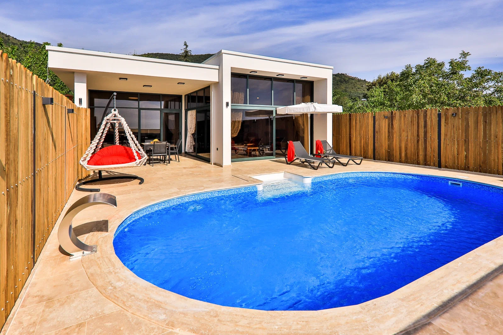 Üzümlü’de Balayı Çiftlerine Uygun, Korunaklı Havuzlu, Jakuzili, Kiralık Villa