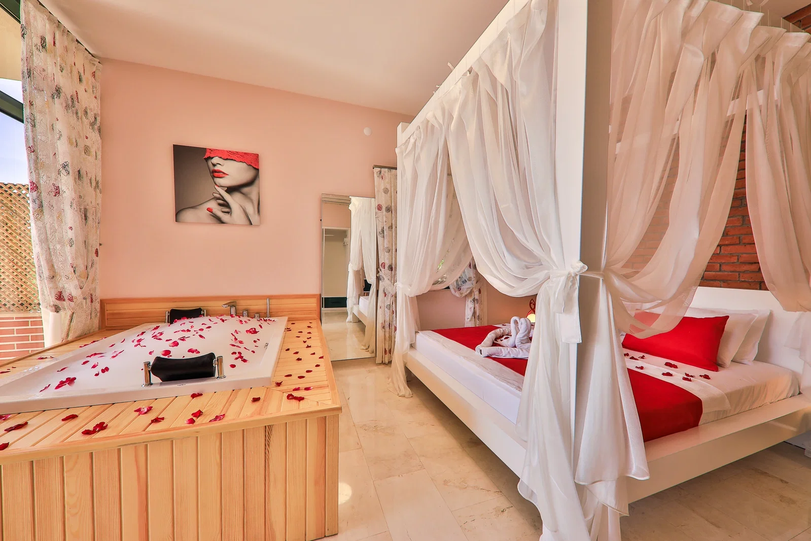 Üzümlü’de Balayı Çiftlerine Uygun, Korunaklı Havuzlu, Jakuzili, Kiralık Villa