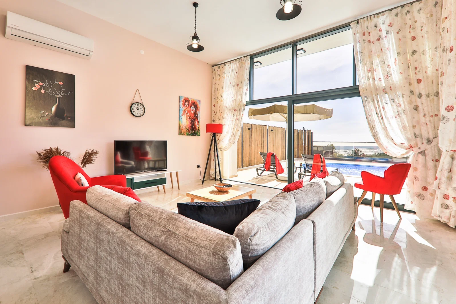 Üzümlü’de Balayı Çiftlerine Uygun, Korunaklı Havuzlu, Jakuzili, Kiralık Villa