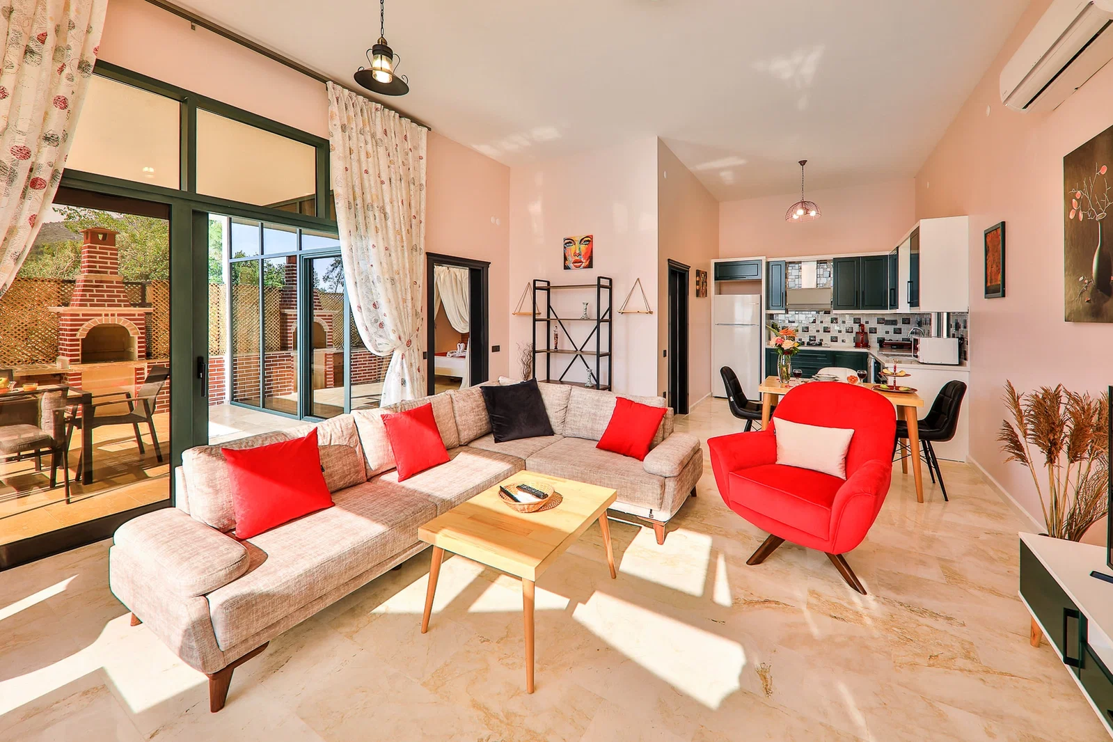Üzümlü’de Balayı Çiftlerine Uygun, Korunaklı Havuzlu, Jakuzili, Kiralık Villa