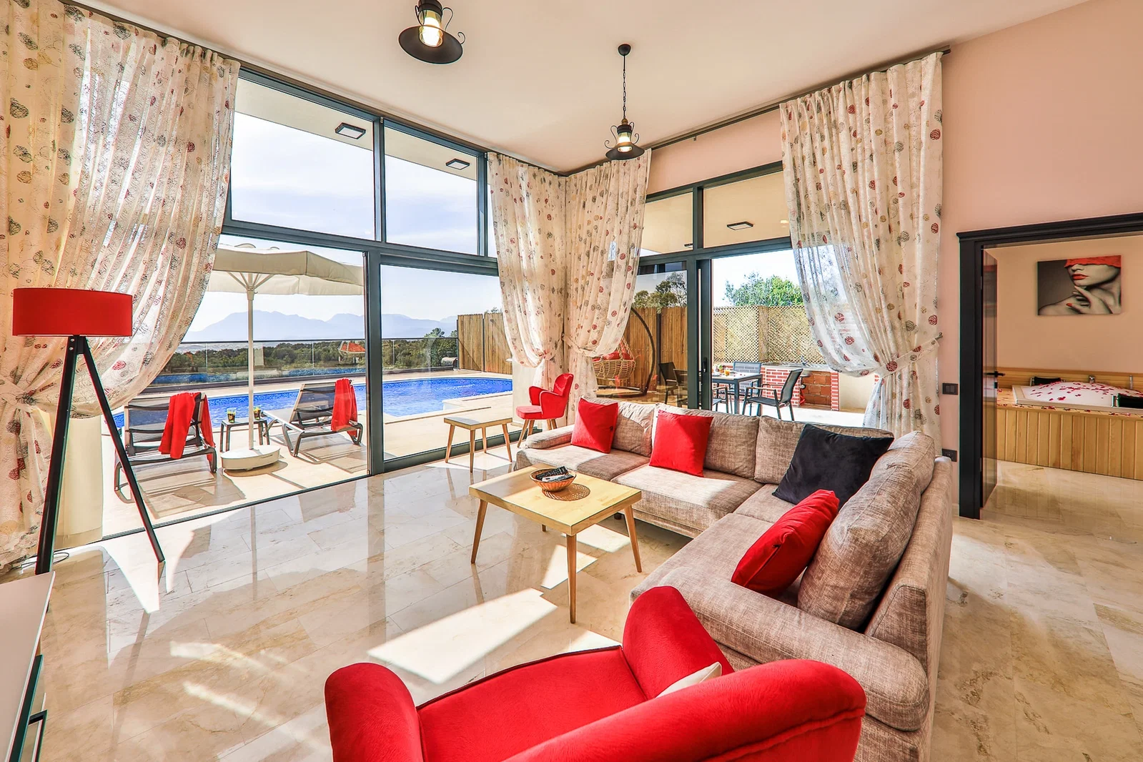 Üzümlü’de Balayı Çiftlerine Uygun, Korunaklı Havuzlu, Jakuzili, Kiralık Villa
