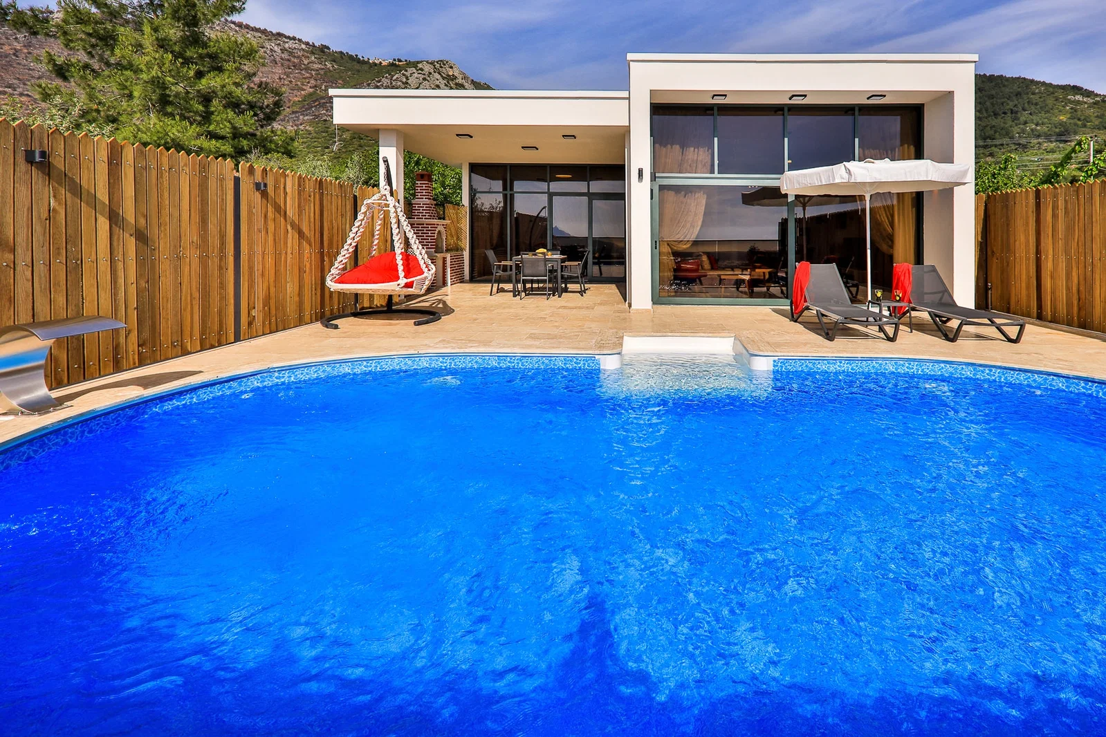 Üzümlü’de Balayı Çiftlerine Uygun, Korunaklı Havuzlu, Jakuzili, Kiralık Villa