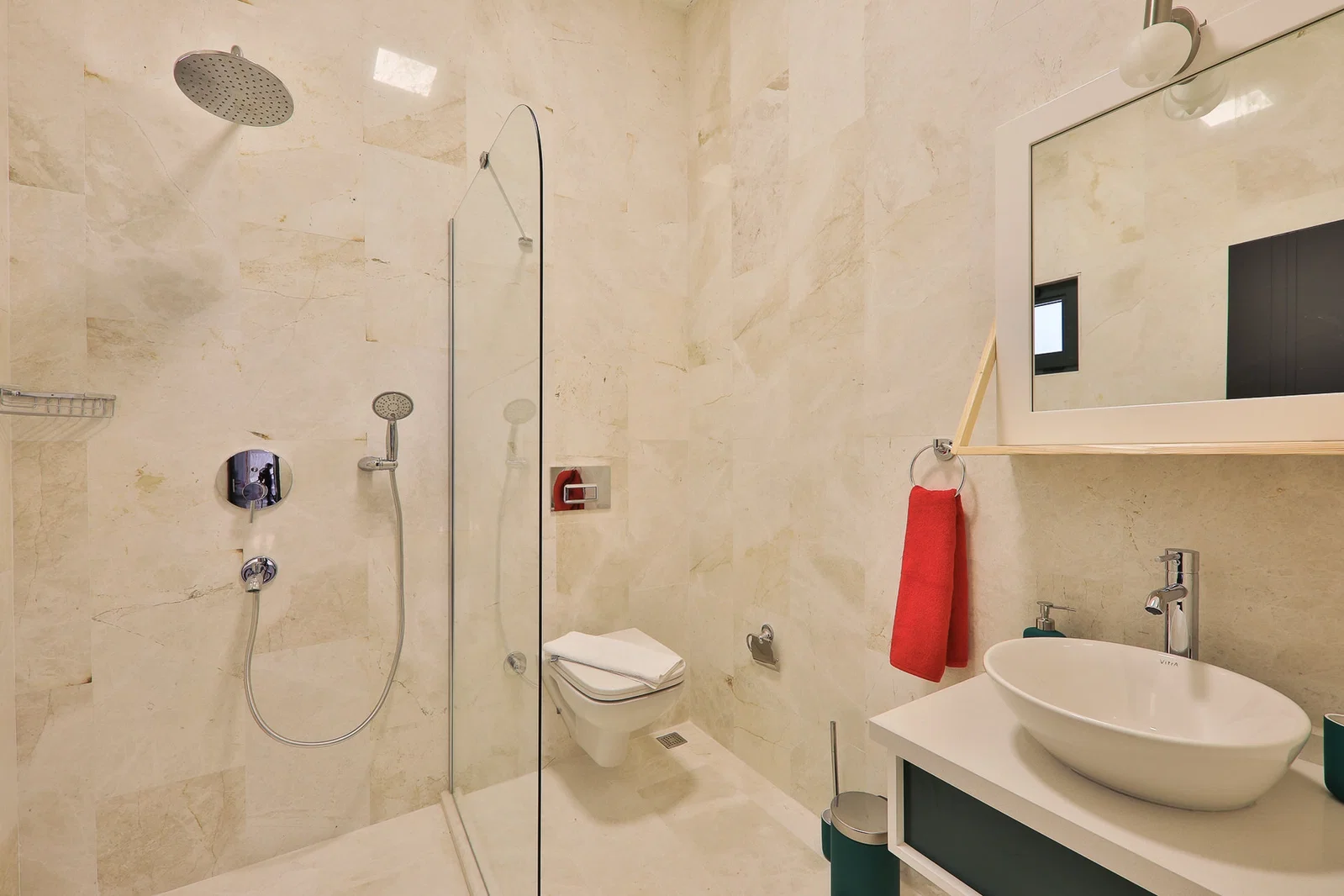 Üzümlü’de Balayı Çiftlerine Uygun, Korunaklı Havuzlu, Jakuzili, Kiralık Villa