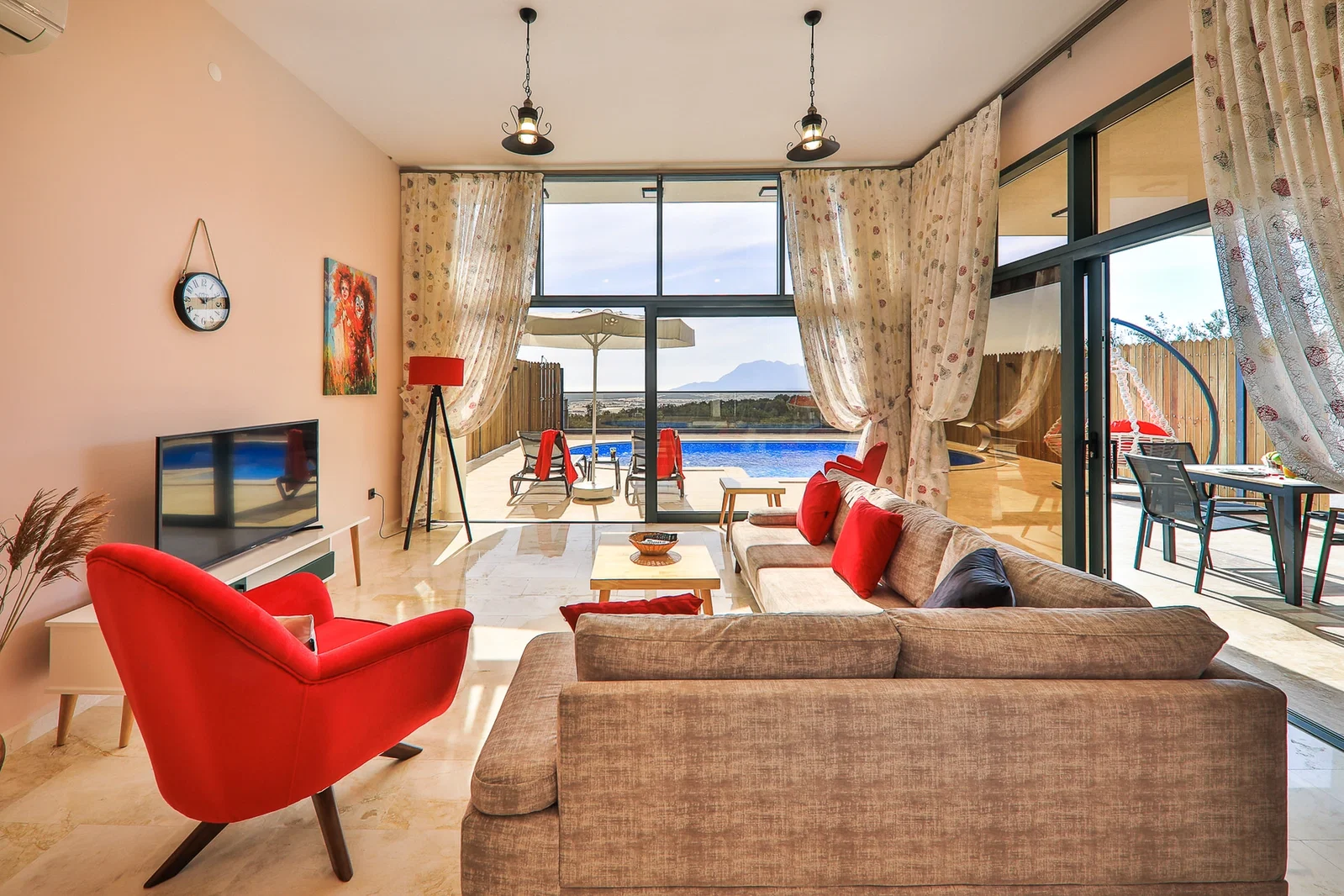 Üzümlü’de Balayı Çiftlerine Uygun, Korunaklı Havuzlu, Jakuzili, Kiralık Villa