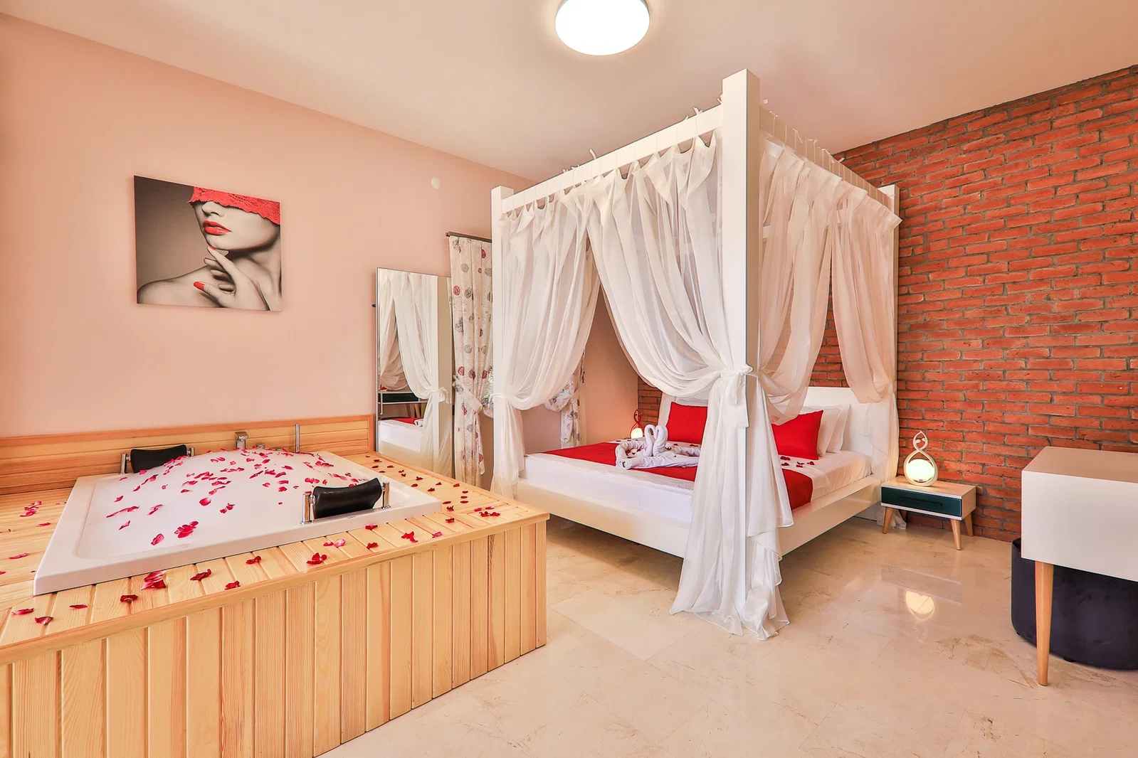 Üzümlü’de Balayı Çiftlerine Uygun, Korunaklı Havuzlu, Jakuzili, Kiralık Villa