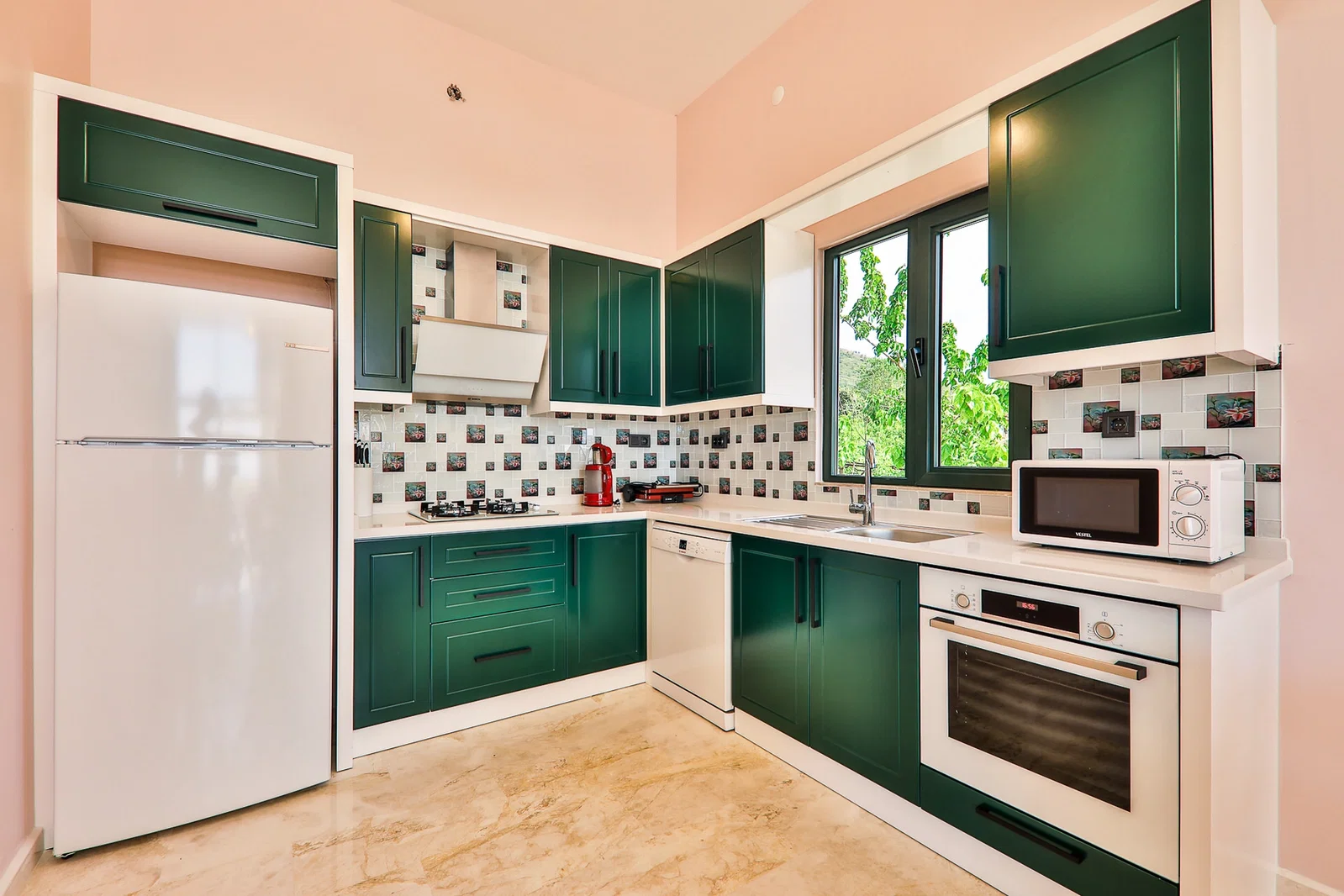 Üzümlü’de Balayı Çiftlerine Uygun, Korunaklı Havuzlu, Jakuzili, Kiralık Villa