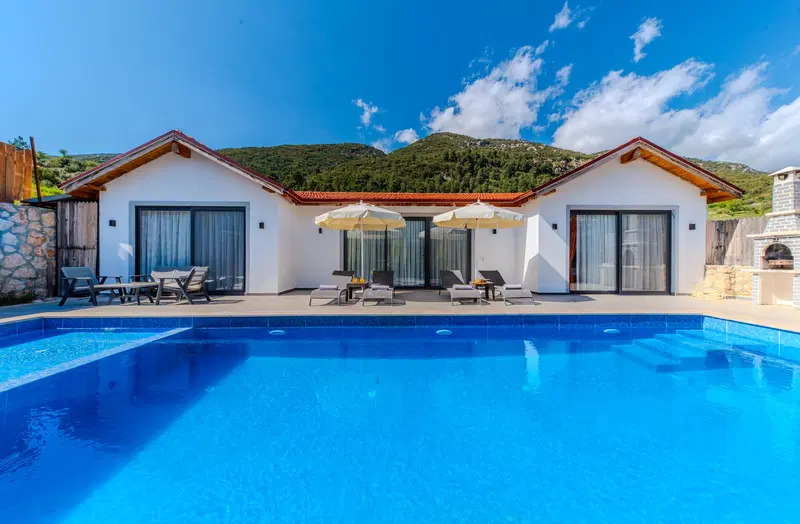 Sarıbelen’de korunaklı havuzlu kiralık villa