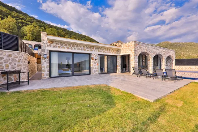 3 Yatak Odalı Korunaklı Havuzlu Villa, İslamlar’da Huzurlu Bir Konumda