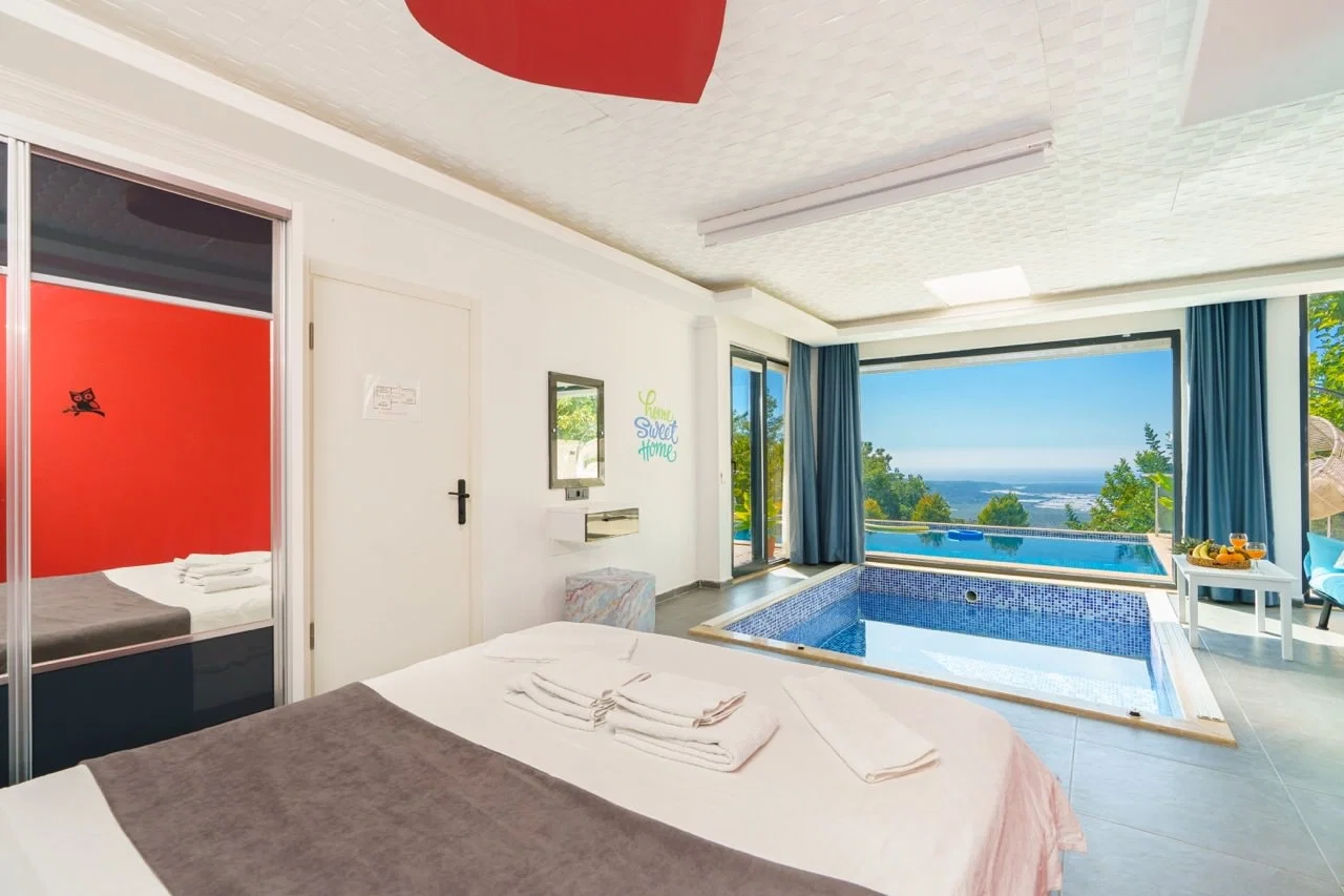 Üzümlü’de Balayı Çiftlerine Uygun, Isıtmalı Havuzlu, 2 Kişilik, Kiralık Villa