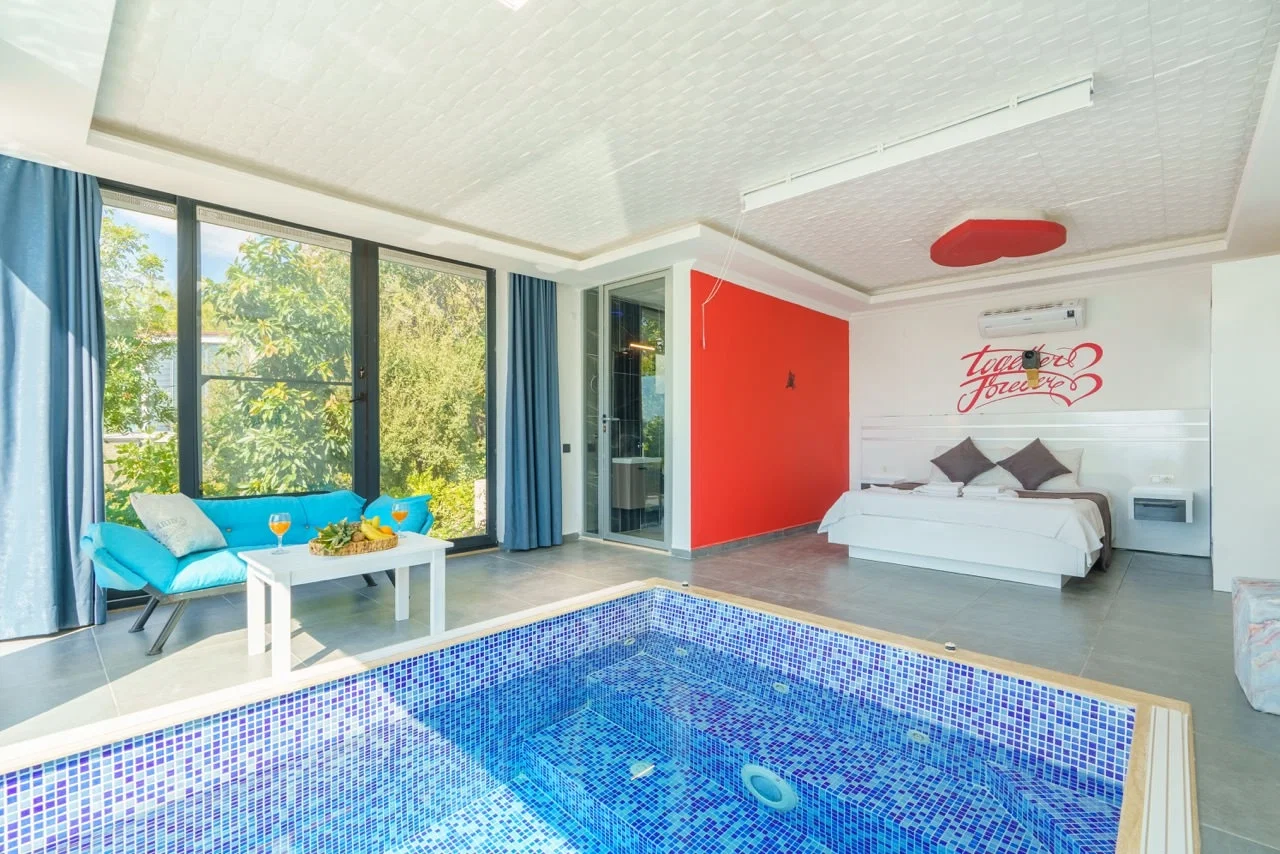 Üzümlü’de Balayı Çiftlerine Uygun, Isıtmalı Havuzlu, 2 Kişilik, Kiralık Villa