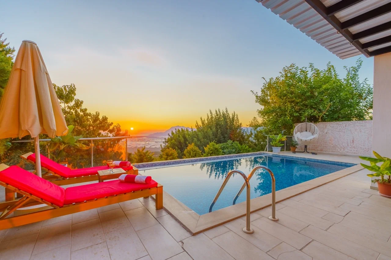 Üzümlü’de Balayı Çiftlerine Uygun, Isıtmalı Havuzlu, 2 Kişilik, Kiralık Villa