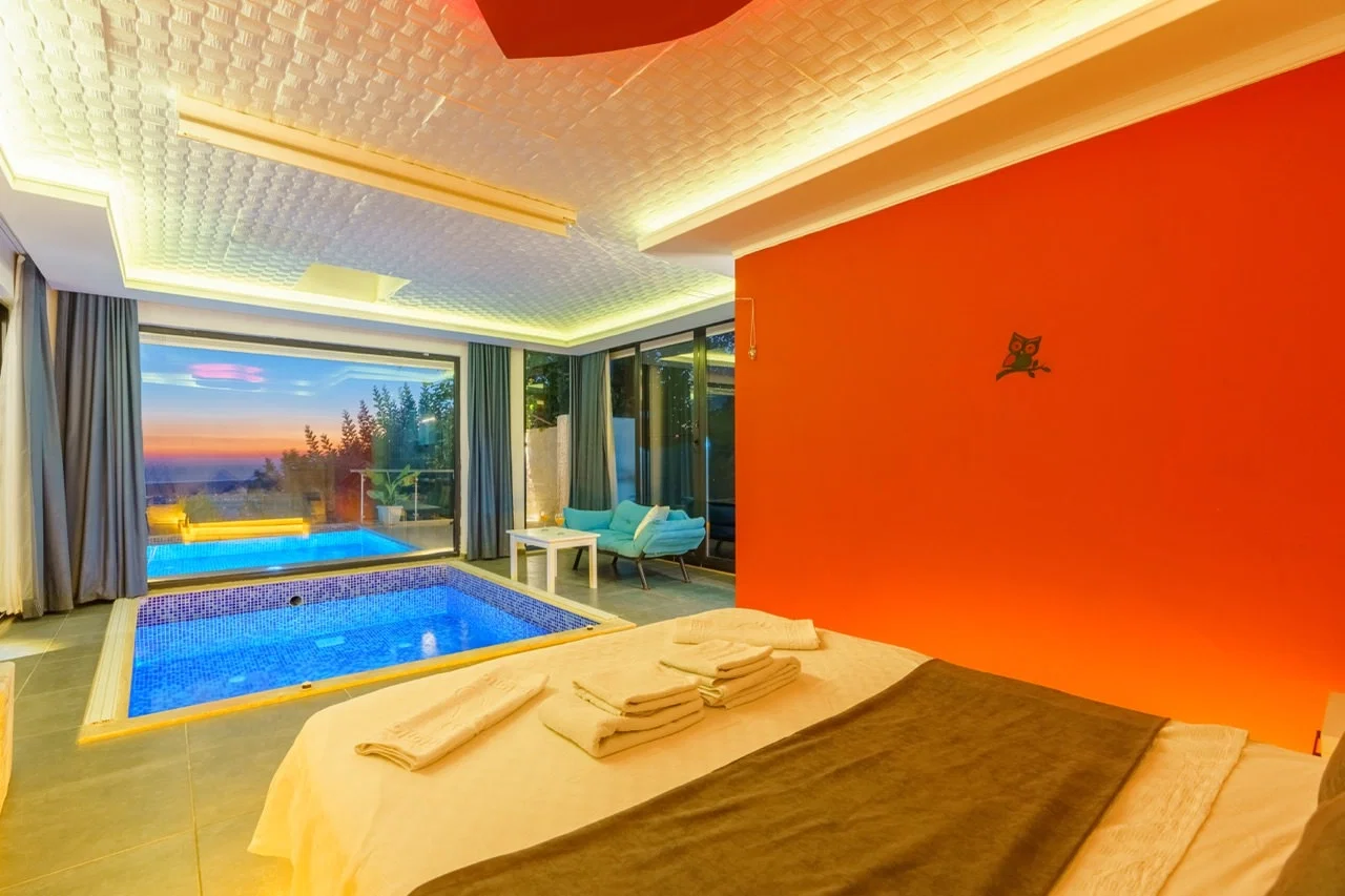 Üzümlü’de Balayı Çiftlerine Uygun, Isıtmalı Havuzlu, 2 Kişilik, Kiralık Villa