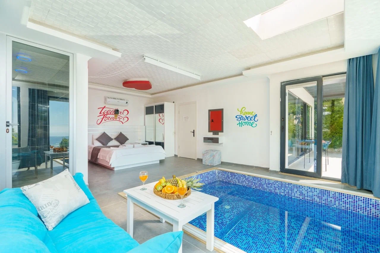 Üzümlü’de Balayı Çiftlerine Uygun, Isıtmalı Havuzlu, 2 Kişilik, Kiralık Villa