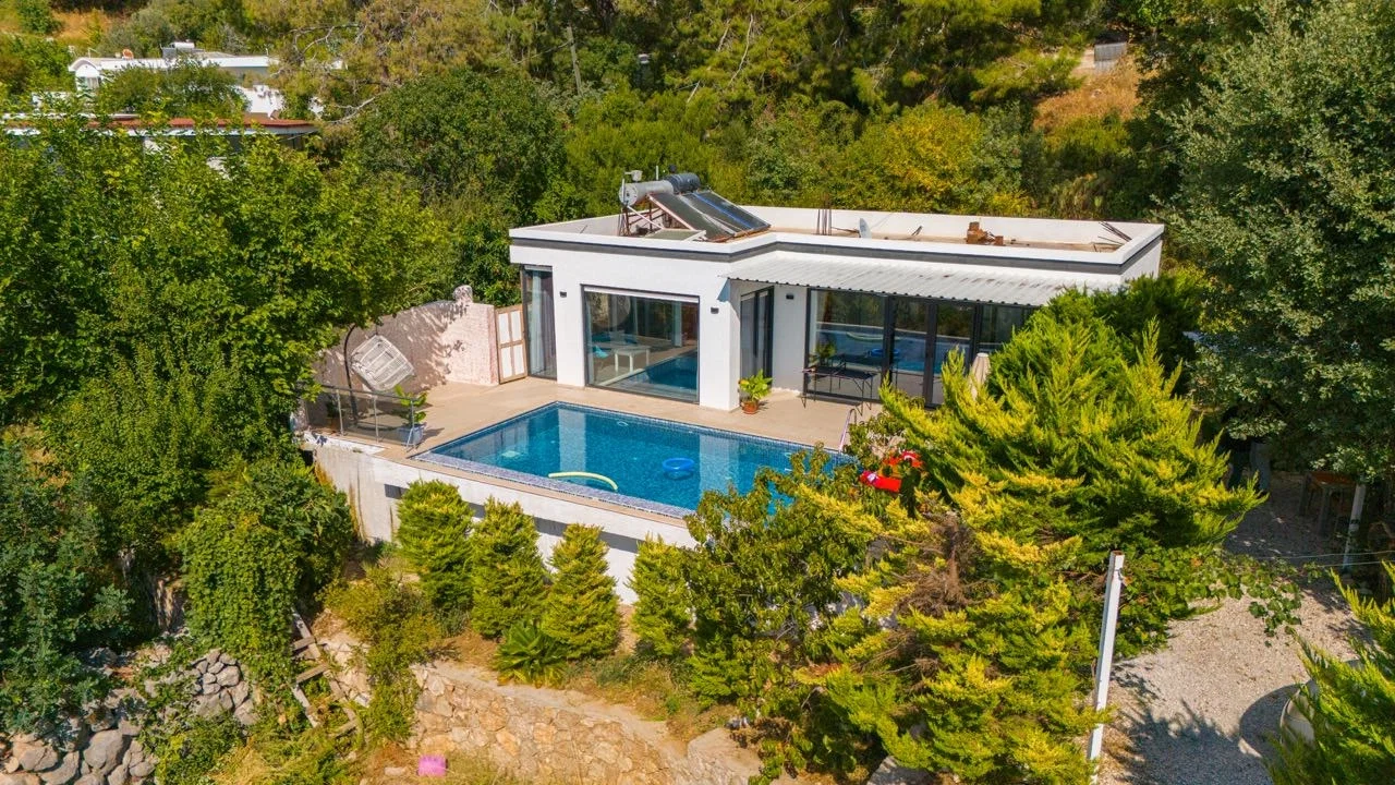 Üzümlü’de Balayı Çiftlerine Uygun, Isıtmalı Havuzlu, 2 Kişilik, Kiralık Villa