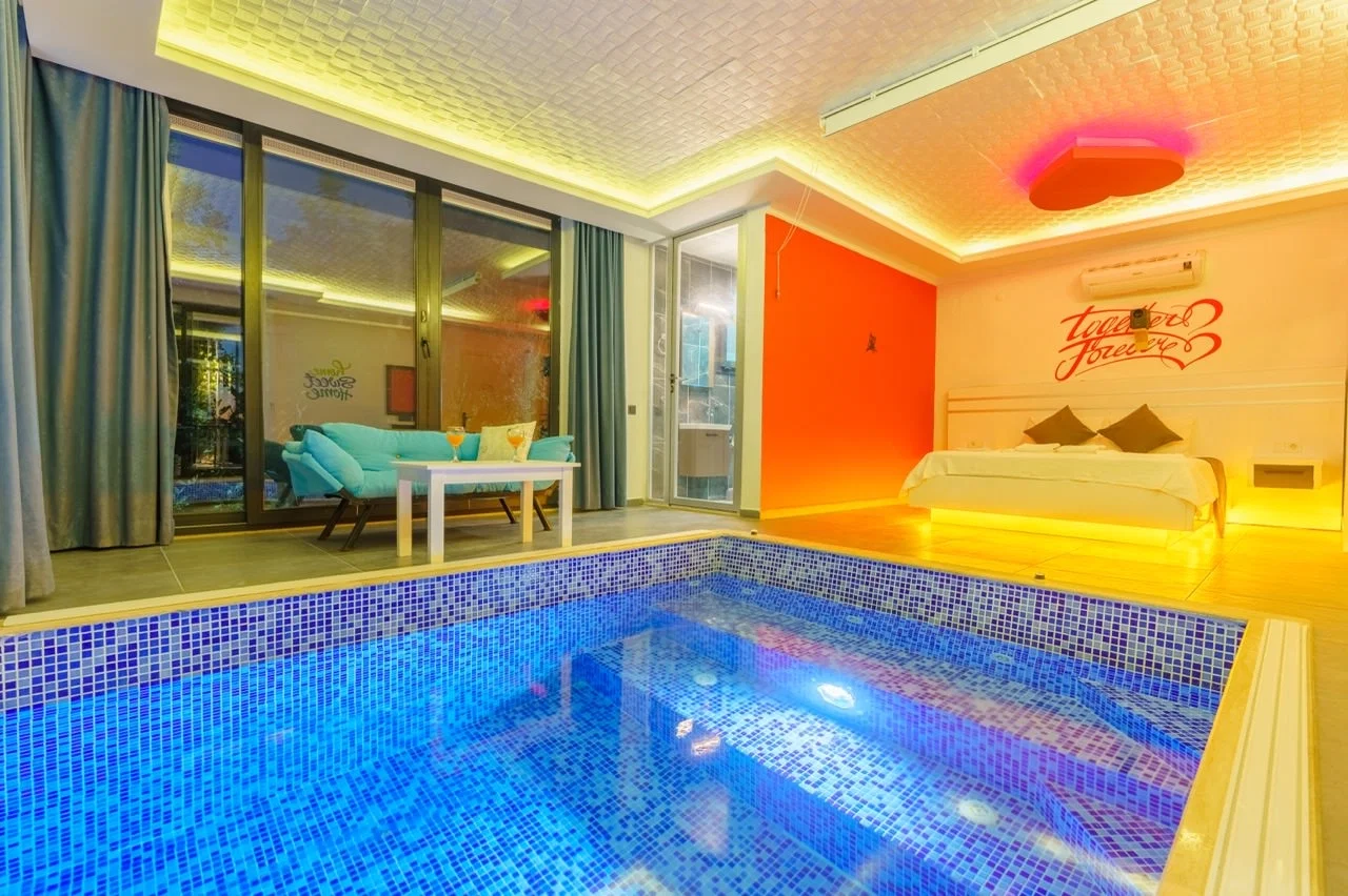 Üzümlü’de Balayı Çiftlerine Uygun, Isıtmalı Havuzlu, 2 Kişilik, Kiralık Villa