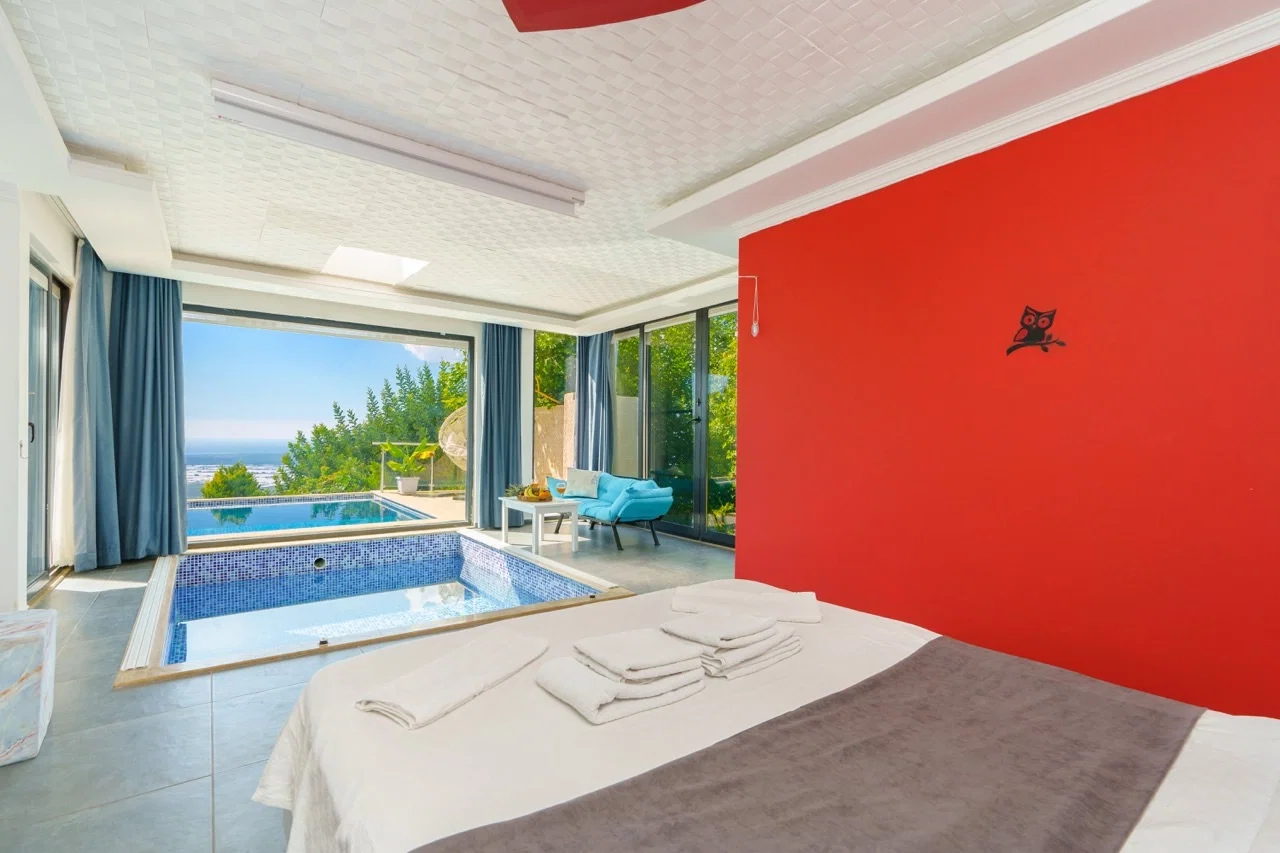 Üzümlü’de Balayı Çiftlerine Uygun, Isıtmalı Havuzlu, 2 Kişilik, Kiralık Villa