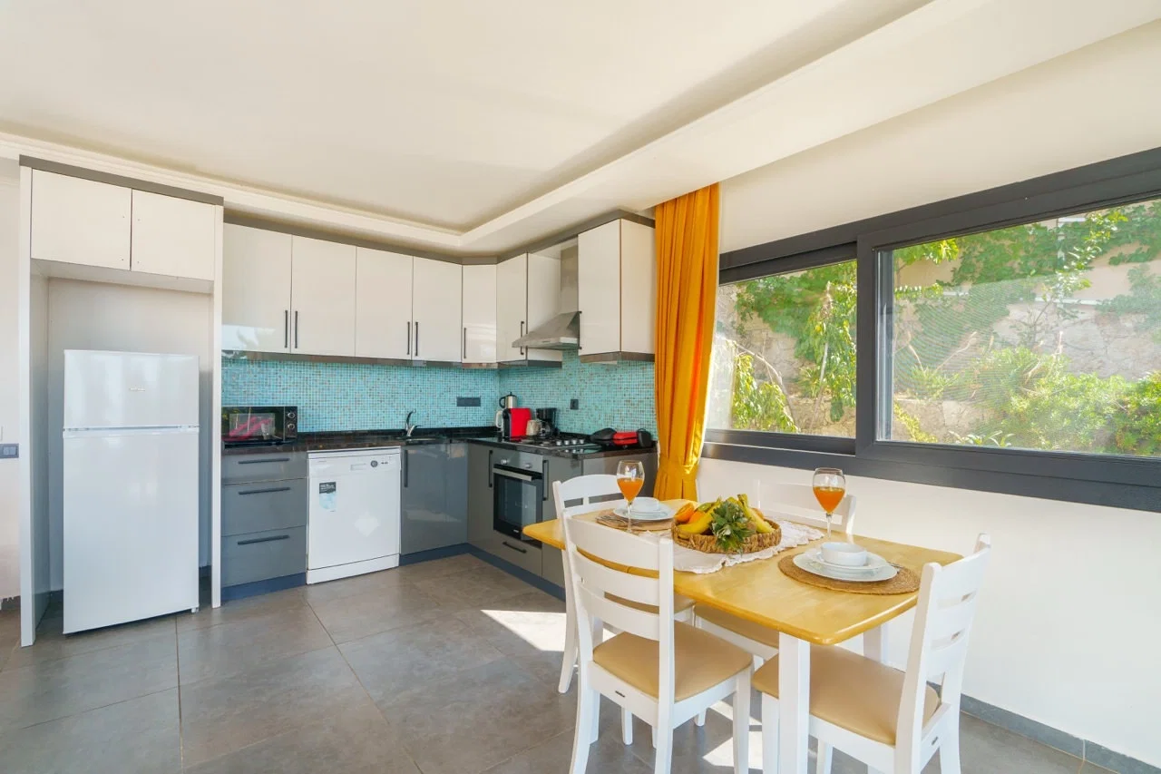 Üzümlü’de Balayı Çiftlerine Uygun, Isıtmalı Havuzlu, 2 Kişilik, Kiralık Villa