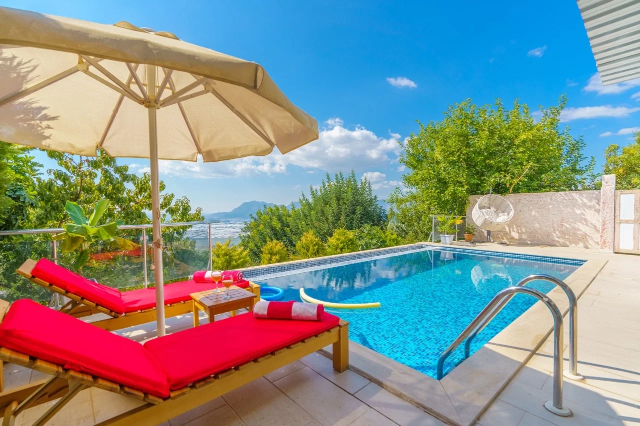 Üzümlü’de Balayı Çiftlerine Uygun, Isıtmalı Havuzlu, 2 Kişilik, Kiralık Villa