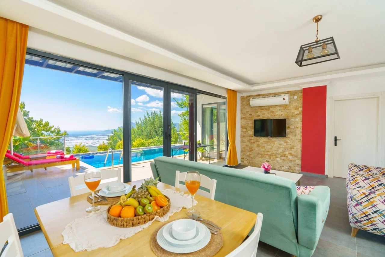 Üzümlü’de Balayı Çiftlerine Uygun, Isıtmalı Havuzlu, 2 Kişilik, Kiralık Villa
