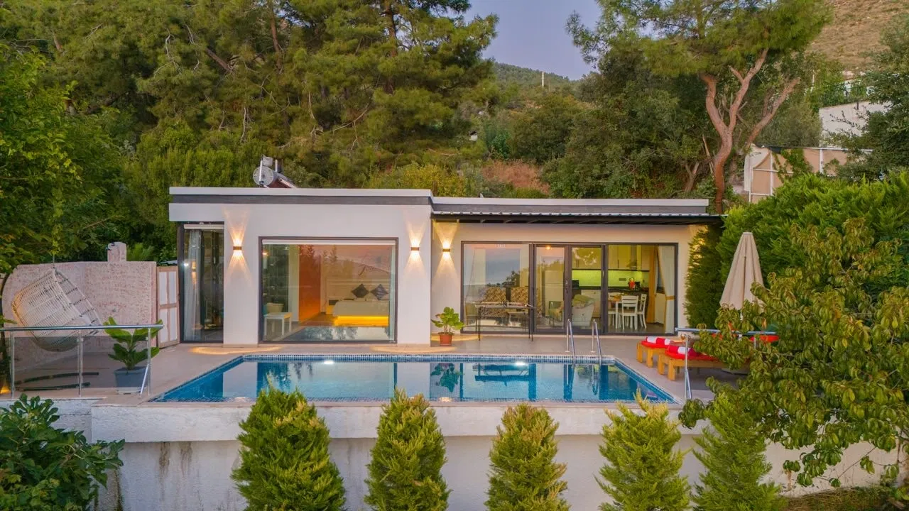 Üzümlü’de korunaklı havuzlu kiralık villa