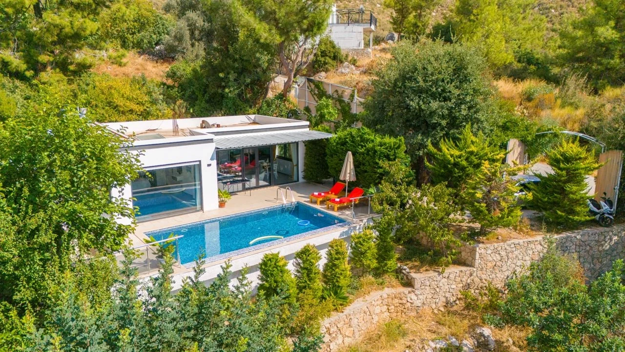 Üzümlü’de Balayı Çiftlerine Uygun, Isıtmalı Havuzlu, 2 Kişilik, Kiralık Villa