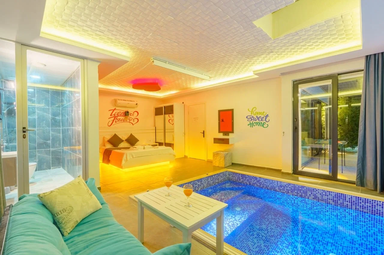 Üzümlü’de Balayı Çiftlerine Uygun, Isıtmalı Havuzlu, 2 Kişilik, Kiralık Villa