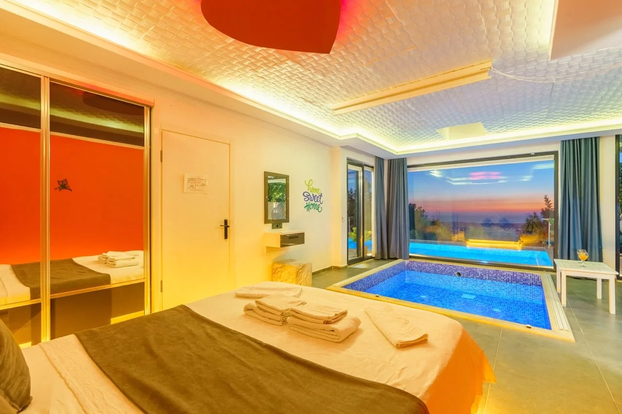 Üzümlü’de Balayı Çiftlerine Uygun, Isıtmalı Havuzlu, 2 Kişilik, Kiralık Villa