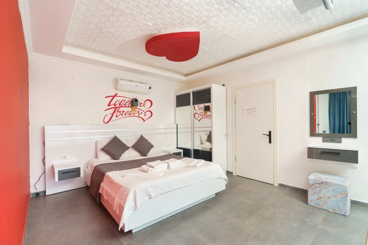 Üzümlü’de Balayı Çiftlerine Uygun, Isıtmalı Havuzlu, 2 Kişilik, Kiralık Villa