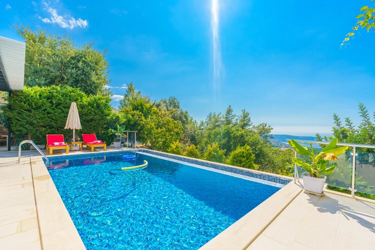 Üzümlü’de Balayı Çiftlerine Uygun, Isıtmalı Havuzlu, 2 Kişilik, Kiralık Villa