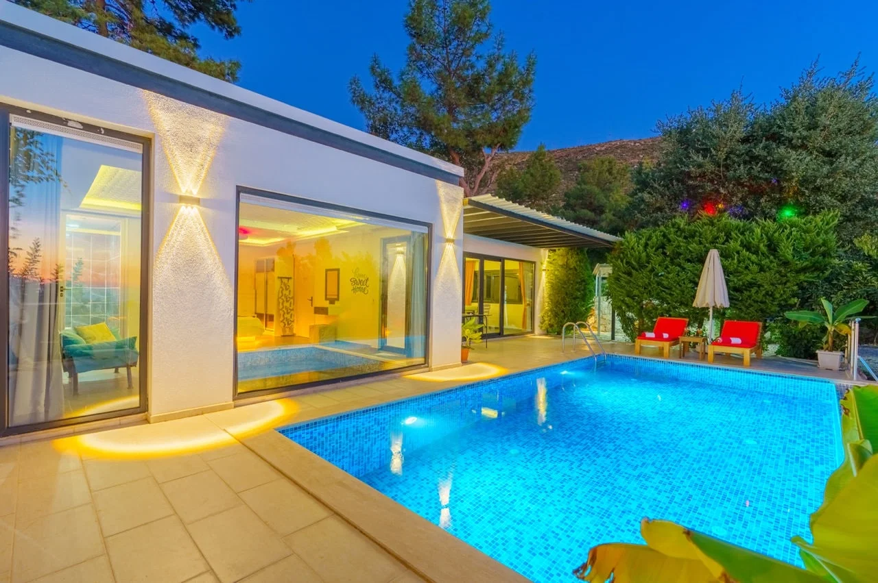 Üzümlü’de Balayı Çiftlerine Uygun, Isıtmalı Havuzlu, 2 Kişilik, Kiralık Villa
