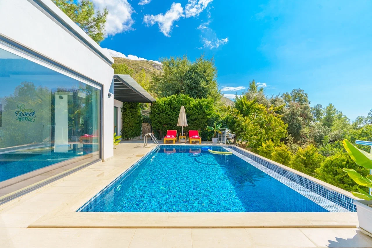 Üzümlü’de Balayı Çiftlerine Uygun, Isıtmalı Havuzlu, 2 Kişilik, Kiralık Villa