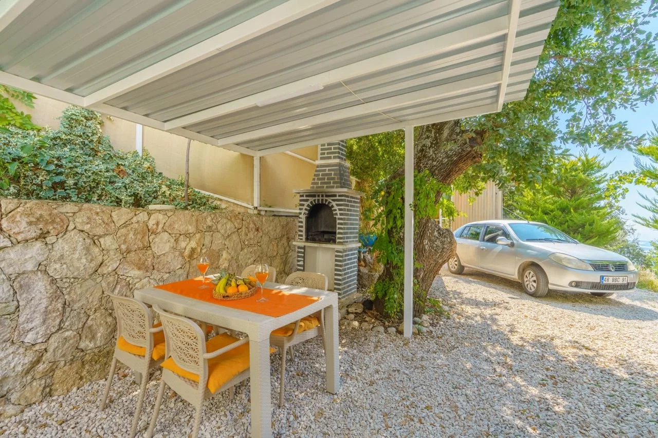 Üzümlü’de Balayı Çiftlerine Uygun, Isıtmalı Havuzlu, 2 Kişilik, Kiralık Villa