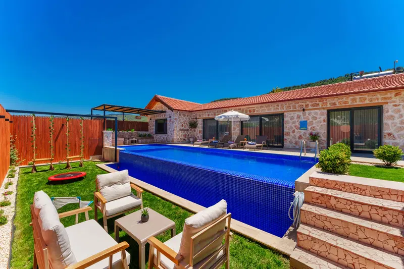 Sarıbelen’de korunaklı havuzlu kiralık villa