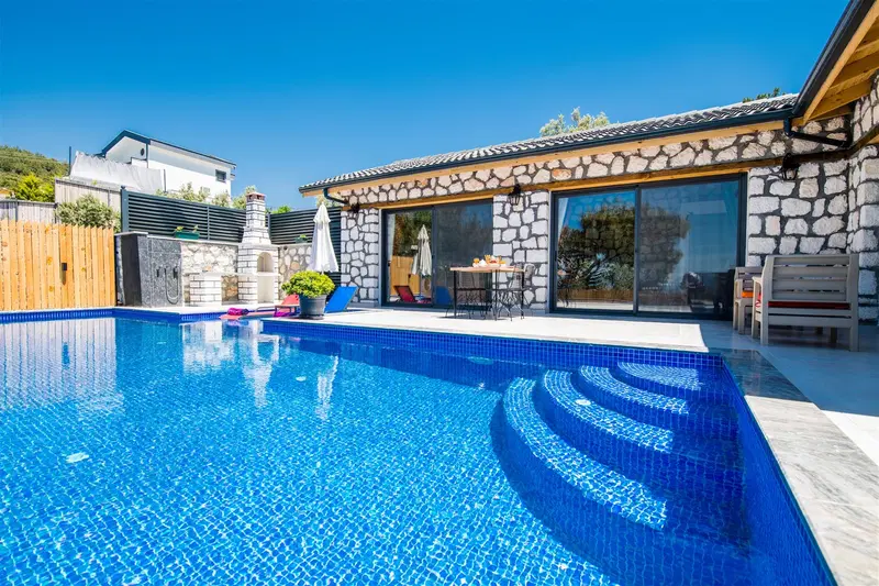İslamlar’da korunaklı havuzlu kiralık villa