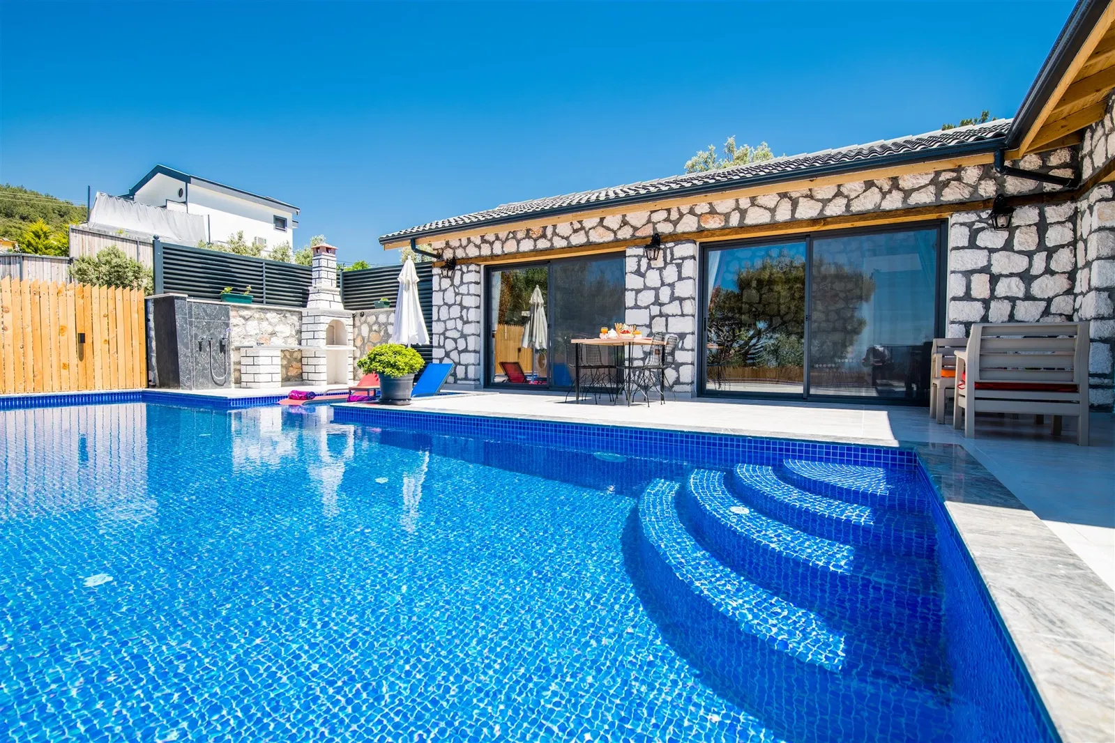 İslamlar’da korunaklı havuzlu kiralık villa