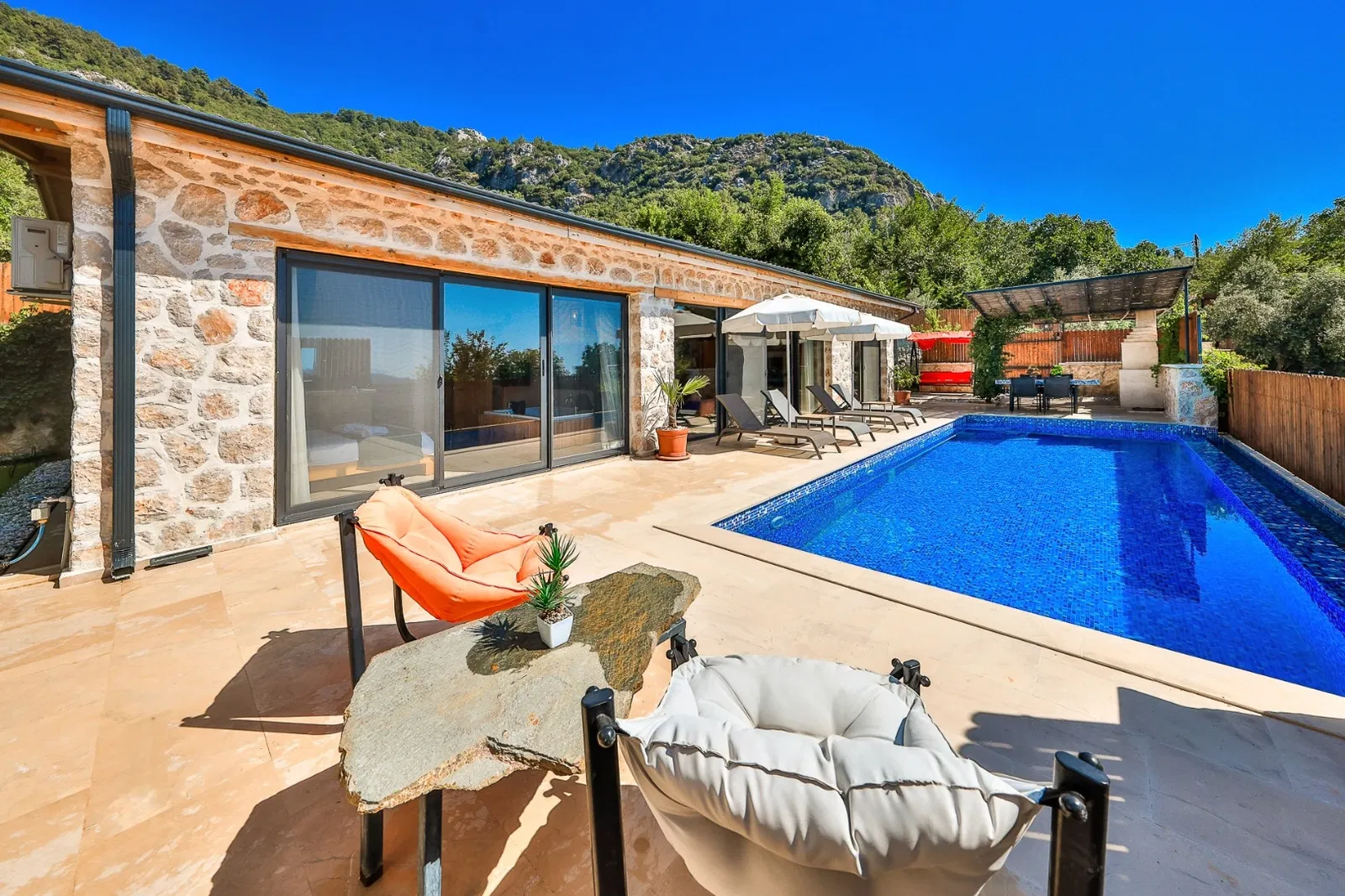 İslamlar’da korunaklı havuzlu kiralık villa