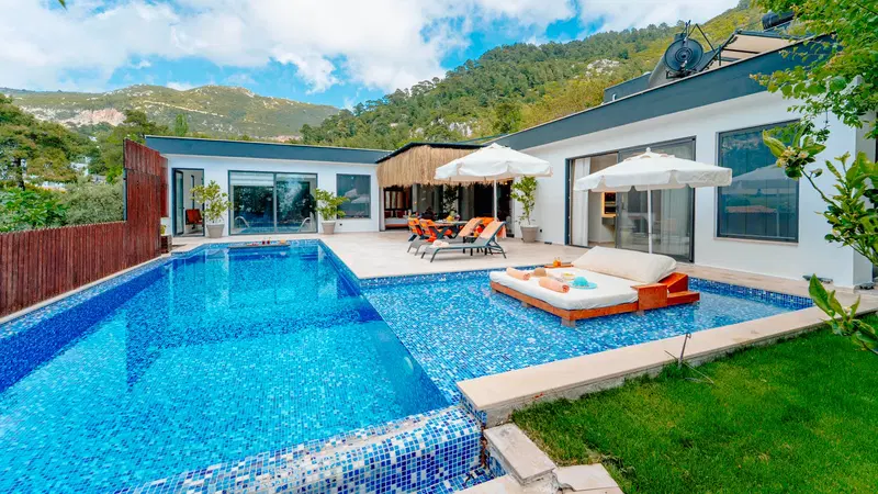 İslamlar’da korunaklı havuzlu kiralık villa
