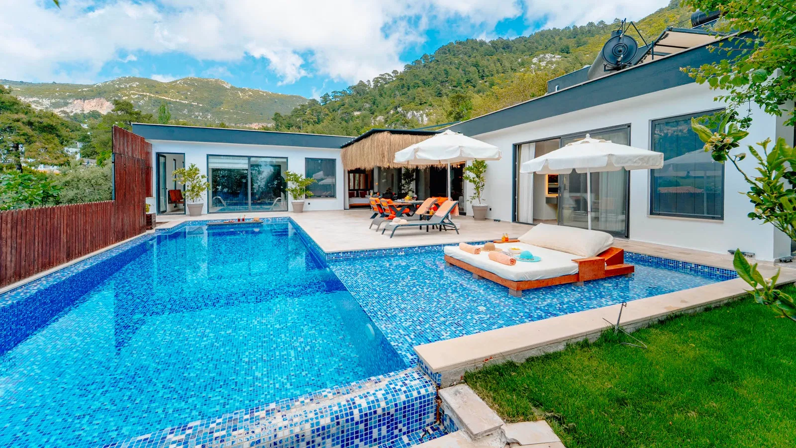 İslamlar’da korunaklı havuzlu kiralık villa