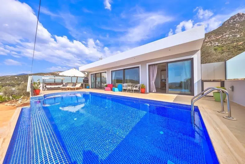 İslamlar’da korunaklı havuzlu kiralık villa