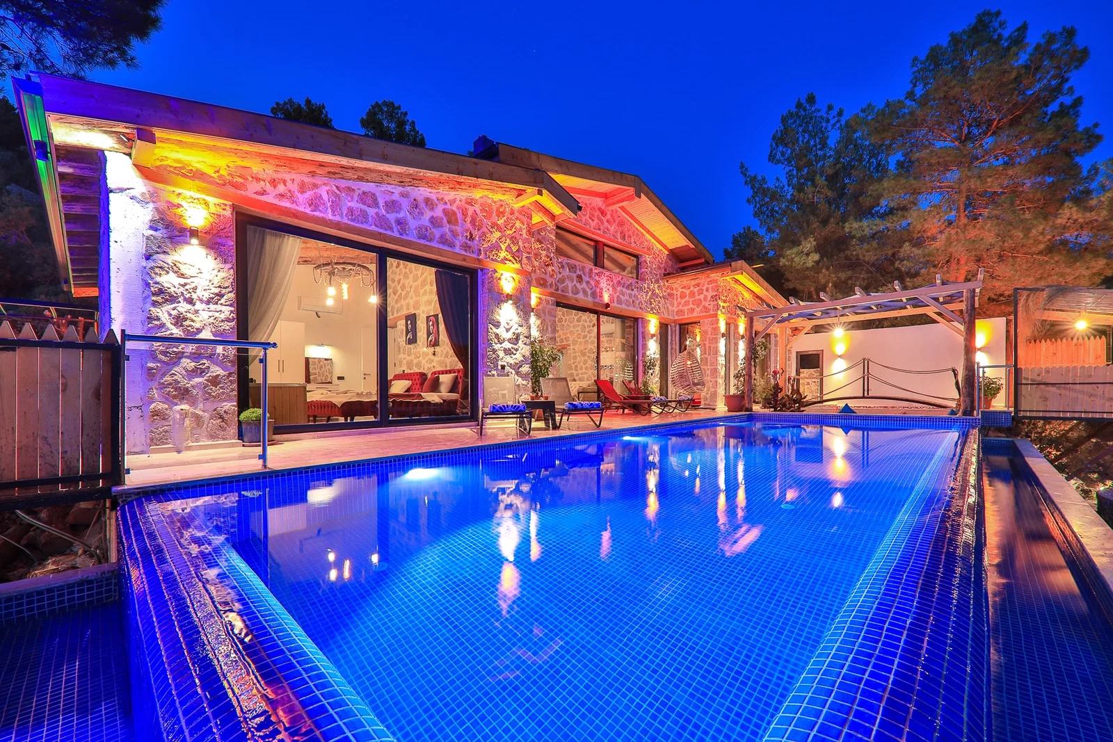 İslamlar’da Balayı Çiftlerine Uygun, Isıtmalı Havuzlu, 2 Yatak Odalı, Kiralık Villa