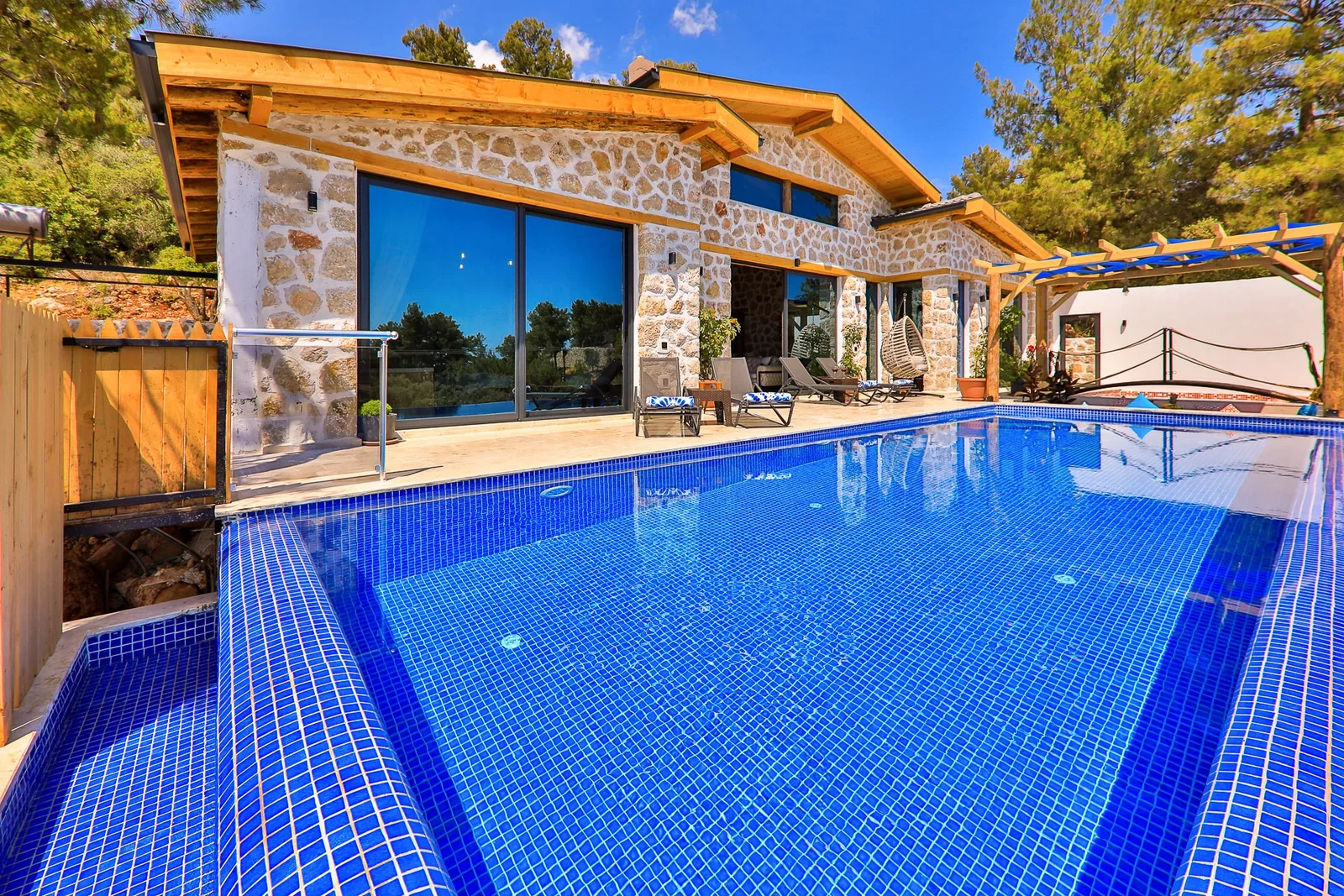İslamlar’da Balayı Çiftlerine Uygun, Isıtmalı Havuzlu, 2 Yatak Odalı, Kiralık Villa