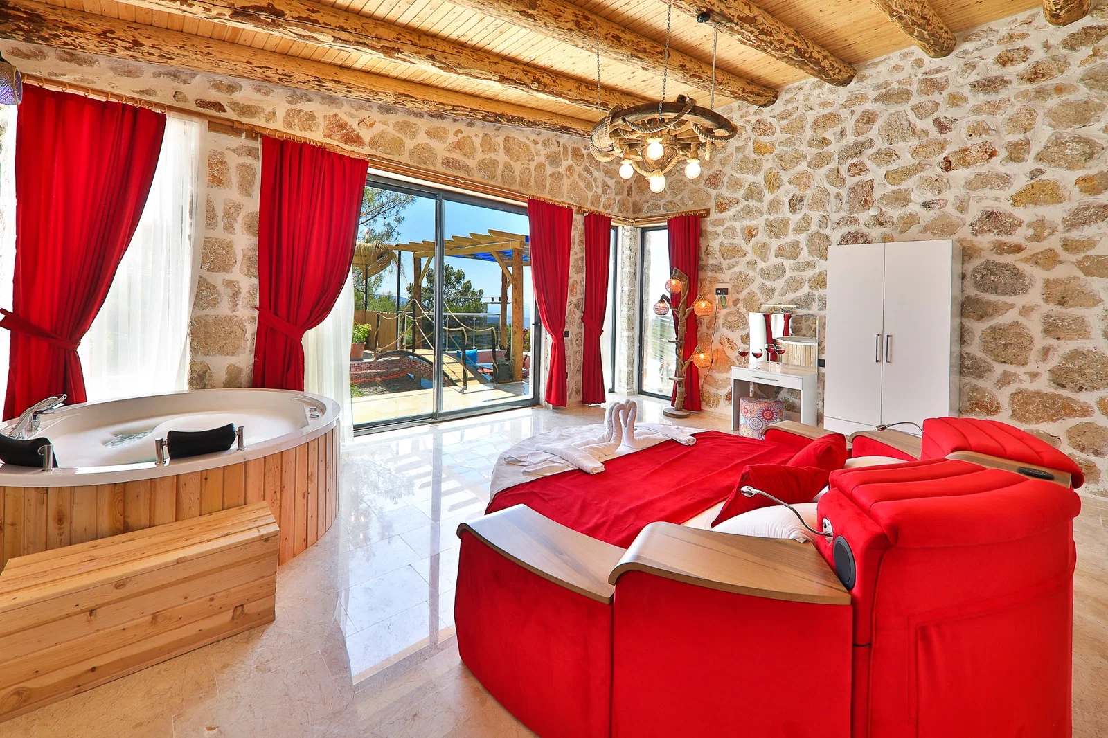İslamlar’da Balayı Çiftlerine Uygun, Isıtmalı Havuzlu, 2 Yatak Odalı, Kiralık Villa