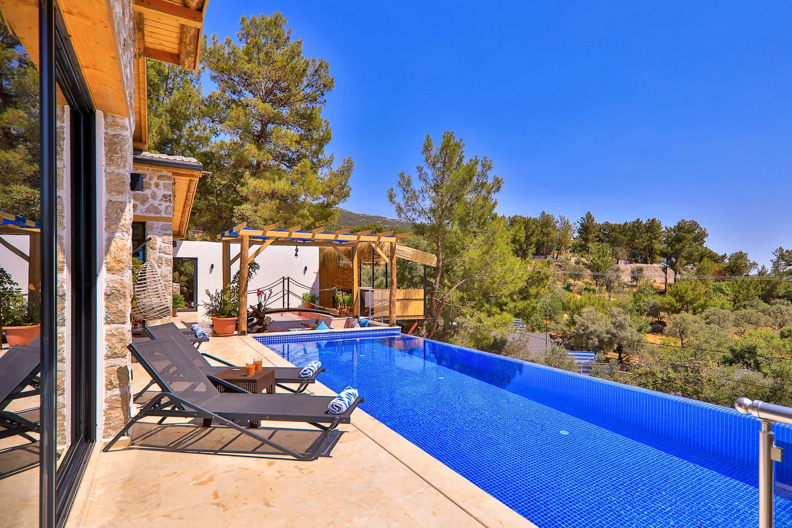İslamlar’da Balayı Çiftlerine Uygun, Isıtmalı Havuzlu, 2 Yatak Odalı, Kiralık Villa