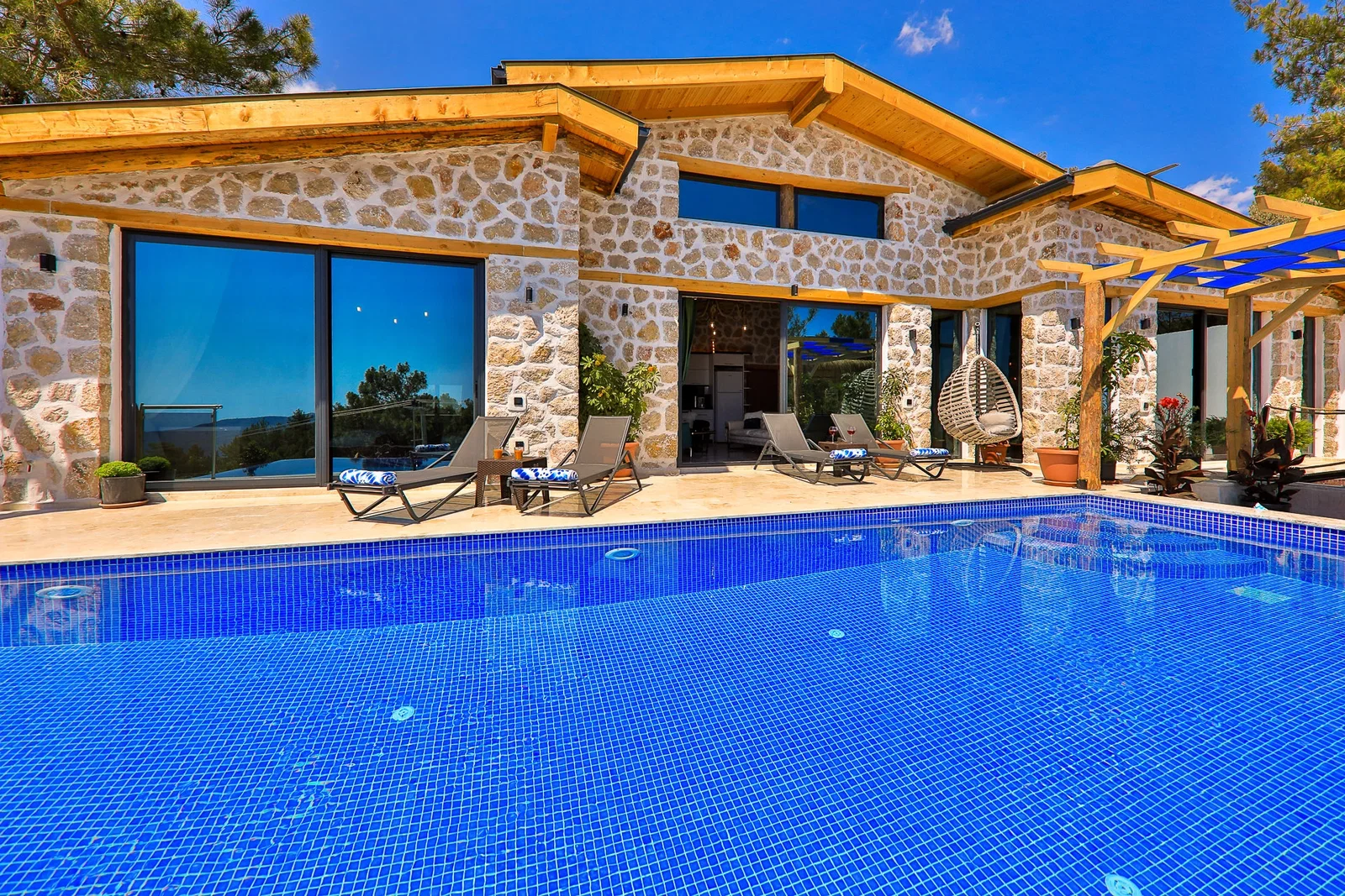İslamlar’da Balayı Çiftlerine Uygun, Isıtmalı Havuzlu, 2 Yatak Odalı, Kiralık Villa
