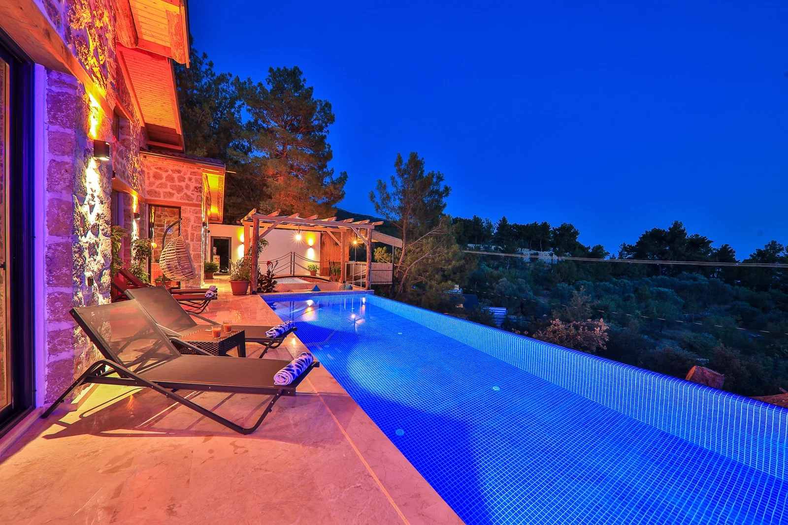 İslamlar’da Balayı Çiftlerine Uygun, Isıtmalı Havuzlu, 2 Yatak Odalı, Kiralık Villa