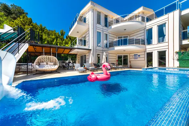 İslamlar’da Korunaklı, Isıtmalı Havuzlu, 10 Kişilik, Kiralık Villa